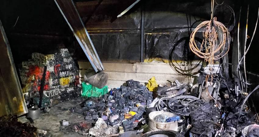 GOSONG - Sebuah gudang besi tua di Kelurahan Dembe I, Kota Barat, Kota Gorontalo terbakar dengan menyisakan rongsokan gosong, Jumat (18/4) malam. (foto : yunita kasim /mg/ gorontalo post)