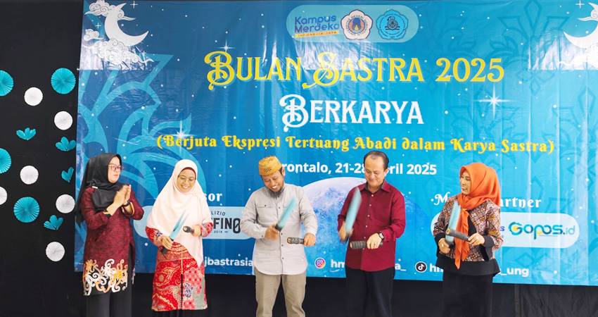 Simbolis pengetukan polo-palo Wakil Dekan tiga, Herson Kadir bersama Ketua Jurusan Bastrasia bersama jajarannya, dalam Pembukaan Bulan Sastra tahun 2025, Senin (21/4/2025) (F. Novi/Magang Gorontalo Post