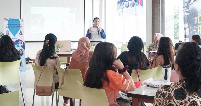 #CARI-AMAN - Instruktur Safety Riding Perempuan dari Honda DAW, Agnessya Mapalie memberikan edukasi berkendara bagi perempuan Sulut dalam seminar keselamatan berkendara, di Manado, Jumat (11/4). (foto : dok /daw)