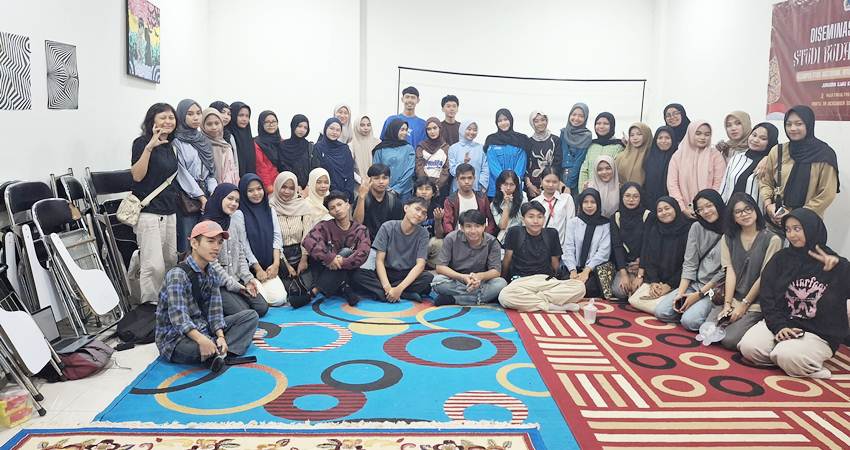 Foto bersama peserta kelas siaran bersama dengan narasumber, Elmawati Jaya, Senin (21/4/2025). (F. Novita U. Hundolo/mg Gorontalo Post)