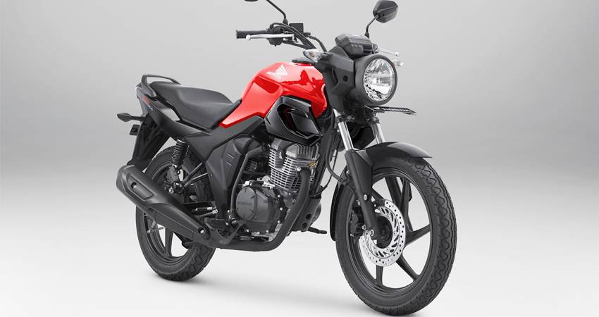 New CB150 Verza tampil dengan warna terbaru yakni bold red, menambah motor naked sport terlari ini makin memikat pecinta motor sport. (foto : dok /ahm)