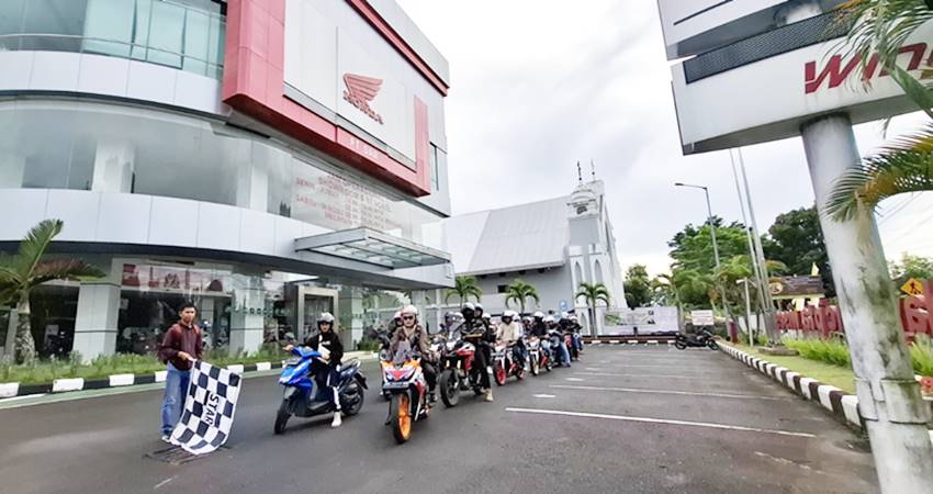 #Cari_Aman : Rollung city komunitas sepeda motor honda yang kegiatan Honda Community Hub dan Scoopy Velocrativity, yang dirangkaikan dengan peringatan Hari Kartini, baru-baru ini. (foto : dok / daw)