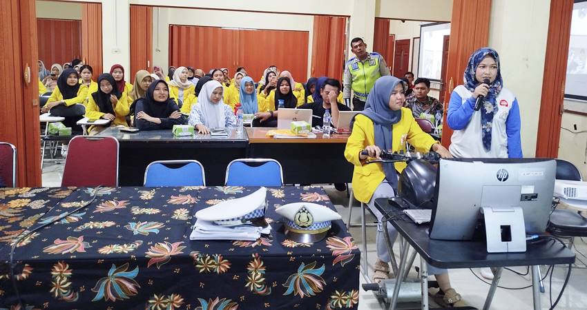 #CARI_AMAN : Puluhan mahasiswa dibekali pelatihan keselamatan berkendara dengan alat simulasi berkendara, Honda Riding Trainer, di main dealer Honda wilayah Sumatera Utara, PT. Indako Trading Coy. (foto : dok / AHM)