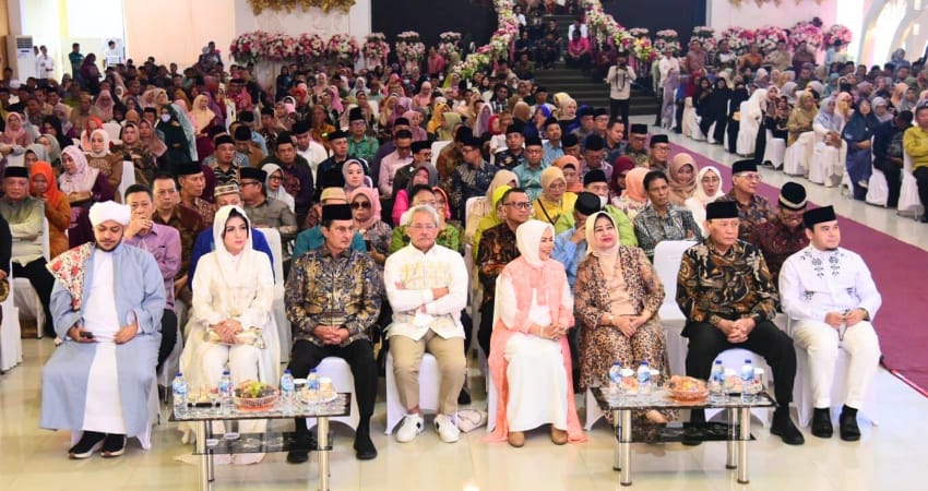 Gubernur Gorontalo Gusnar Ismail, Idah Syahidah Rusli Habibie bersama Ribuan tokoh dan warga Gorontalo berkumpul di acara halalbihalal yang digelar pemerintah provinsi di gedung Sumber Ria, Kota Gorontalo, Sabtu (5/4/2025). (Foto – Haris Diskominfotik)
