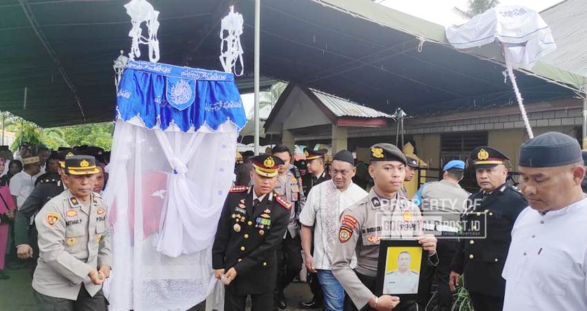 Kapolresta Gorontalo Kota Kombes Pol Ade Permana saat mengangkat jenazah Almarhum Aiptu Rusdianto Talani, Kanit Reskrim Polsek Kota Timur Kota Gorontalo meninggal dunia Senin, (14/4/2025). (Foto: Roy/Gorontalo Post).