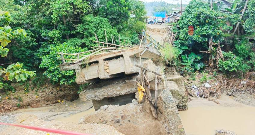 Kondisi jembatan pulubala, Kabupaten Gorontalo yang ambruk beberapa waktu lalu, bakal ditangani dengan pemasangan jembatan bailey milik Pani Gold Project. (foto : istimewa)