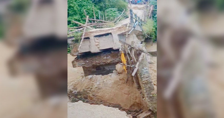 PUTUS AKSES - Jembatan yang menjadi akses masyarakat di Kecamatan Pulubala, Kabupaten Gorontalo, ambruk digerus banjir bandang di wilayah itu, Senin (14/4) kemarin. (foto : istimewa / tangkapan layar)