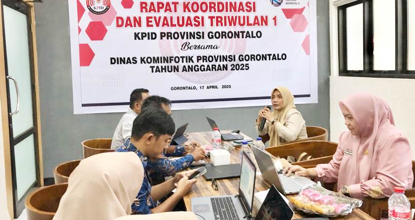BAHAS PROGRAM - Pelaksanaan Rapat Koordinasi dan Evaluasi (Rakorev) Triwulan I tahun 2025, yang digagas oleh Dinas Kominfotik Provinsi Gorontalo bersama KPID Gorontalo, bertempat di Hungrypedia, Kota Gorontalo, Kamis (17/4/2025). (foto : dok / kpid gorontalo)