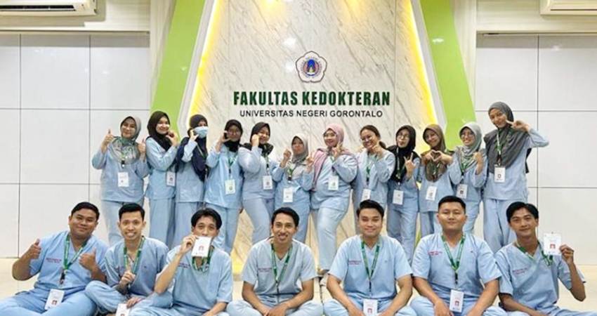 angkatan pertama Fakultas Kedokteran Universitas Negeri Gorontalo lulus seratus persen Uji Kompetensi Mahasiswa Program Profesi Dokter. (F. FK UNG)