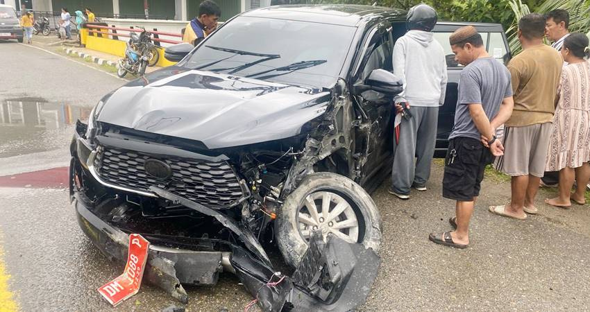 Kondisi mobil DM 1068 P yang ditumpangi Ketua Bawaslu Provinsi Gorontalo Idris Usuli ringsek berat setelah mengalami kecelakaan di Jln Trans Sulawesi, Desa Putiana, Kecamatan Anggrek, Gorontalo Utara, Sabtu (19/4) pagi. (foto : istimewa)
