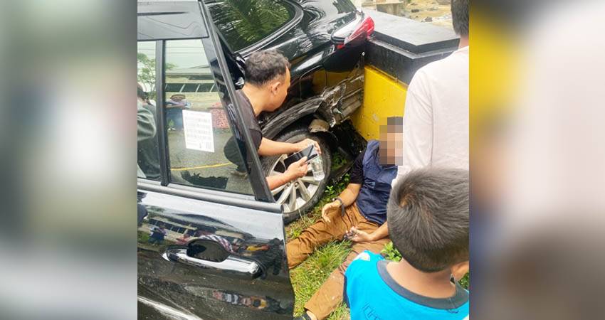 Ketua Bawaslu Idris Usuli saat hendak dievakuasi warga setekah mengalami kecekalaan lalu lintas.