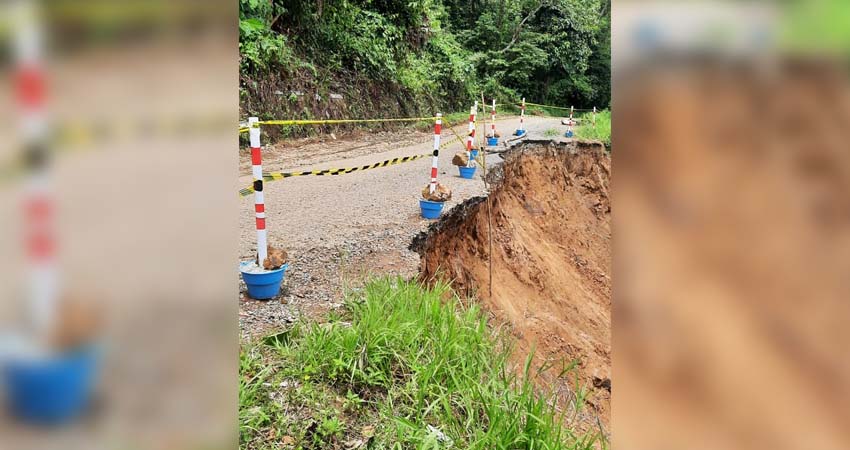 Kondisi jalan menuju ke Kecamatan Paguyaman Pantai saat ini membahayakan karena sebagian jalan amblas, dan sebagiannya lagi tertutup oleh material longsor.