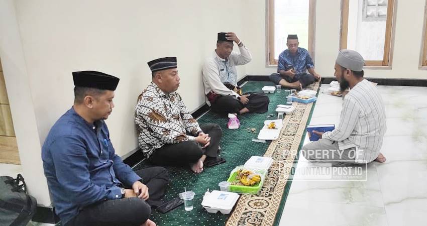Pembagian kelompok bimbingan mengaji aparat kecamatan Sipatana Kota Gorontalo yang diinisiasi langsung Camat Sipatana, Lukman Laisa, di Masjid Al Kautsar, Jalan Barito Kelurahan Bulotada'a Timur, Jumat (11/4/2025). (Foto: Roy/Gorontalo Post) 