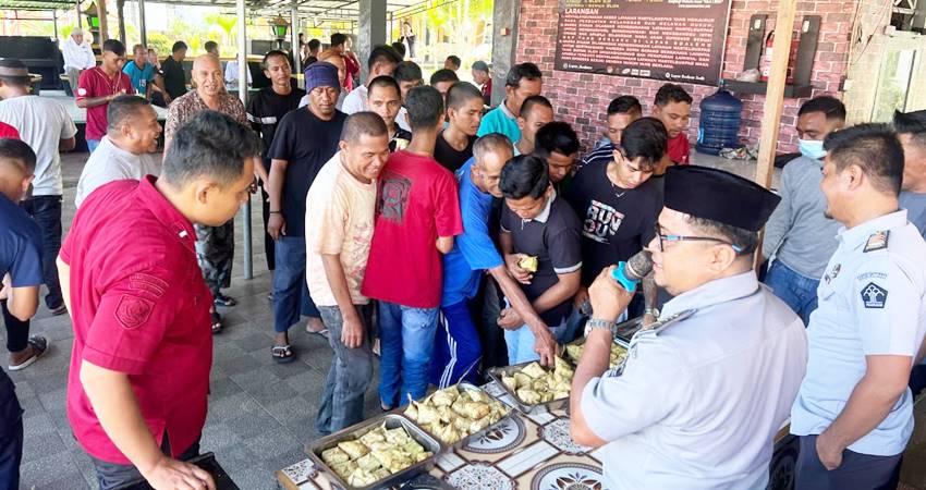 Para Napi atau WBP Lapas Boalemo saat merayakan lebaran ketupat di dalam penjara penuh suka cita. (Foto: Istimewa).