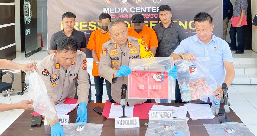 Kapolres Pohuwato, AKBP H. Busroni,S.I.K,M.H saat memimpin jalannya Press Conference pengungkapan kasus dugaan peredaran narkoba di wilayah Pohuwato, didampingi Kasi Humas AKP Hanny I. Fentje dan Kasat Narkoba Iptu Renly H. Turangan, S.H, bertempat di lobi depan Polres Pohuwato, Selasa (08/04/2025)