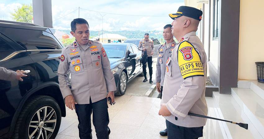 Wakapolda Gorontalo Brigjen Pol. Simson Zet Ringu, SIK., MH., melakukan kegiatan monitoring kesiapan Pengamanan PSU pada Pilkada Kabupaten Gorut, di Mapolres Gorontalo Utara, Rabu (9/4/2025)