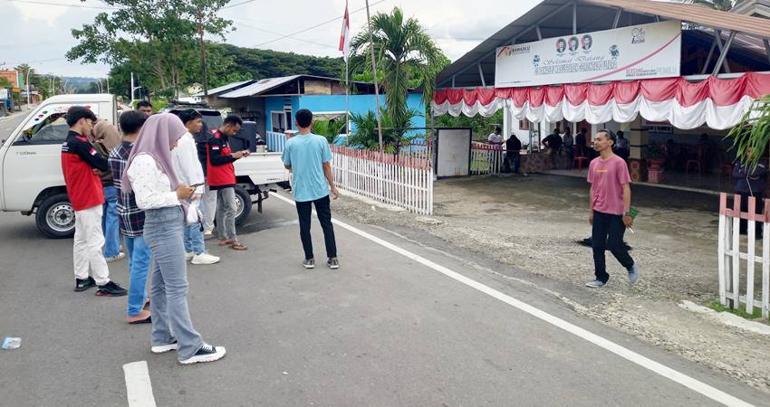 SEJUMLAH Warga melakukan aksi protes terkait pelaksanaan PSU Gorontalo Utara (Gorut) di depan kantor Bawaslu Gorut, Senin (21/4). (foto : istimewa)