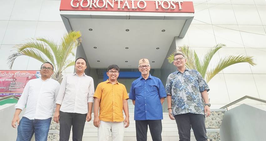 Pimpinan Pani Gold Project, Boyke Abidin (upiah karanji) dan jajaranya bersama Pimpinan Redaksi Gorontalo Post Jitro Paputungan foto bersama di depan Graha Pena Gorontalo usai media visit, Selasa (22/4). (foto : natha / gorontalo post)