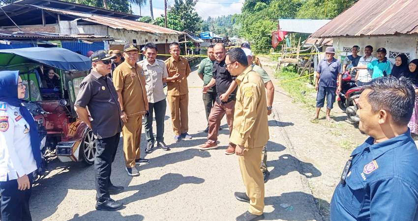 TINJAU. Bupati Gorontalo Sofyan Puhi, selasa (15/4) saat meninjau lokasi jembatan di pasar Pulubala yang roboh akibat derasnya air sungai saat hujan, senin (14/4/2025)