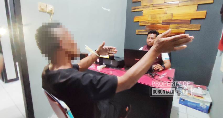Pelaku pembobolan ATM saat di di periksa penyidik Polres Bone Bolango.Senin (7/4). (Foto: Natha/ Gorontalo Post)