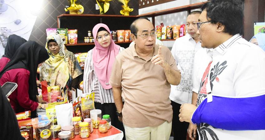 Wali Kota Gorontalo, Adhan Dambea ketika berpose di depan gerai UMKM Kota Gorontalo di Gebyar UMKM yang diselenggarakan BI perwakilan Gorontalo, Sabtu (26/4/2025). (Foto: Prokopim)