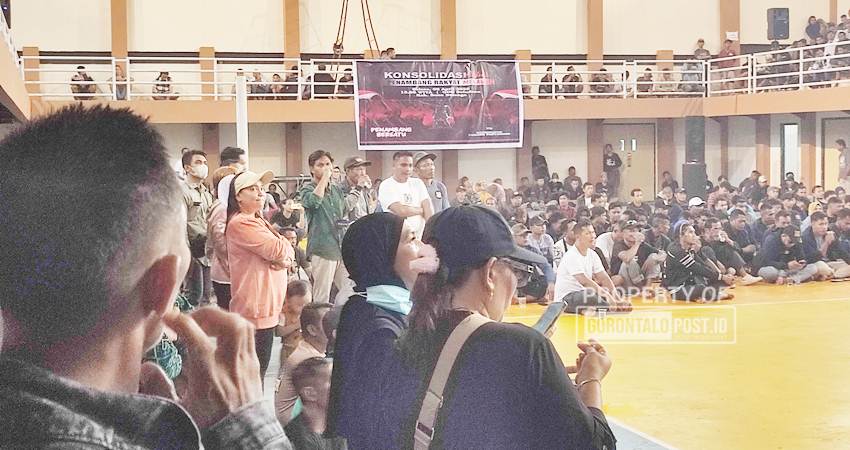 Aksi solidaritas penambang rakyat Suwawa, Bone Bolango memadati GOR Boludawa Oginawa, Desa Boludawa, Kecamatan Suwawa, Kabupaten Bone Bolango, Selasa (8/4). (F. Natha/Gorontalo Post)