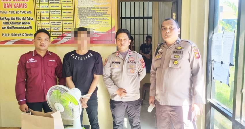 Seorang pemuda asal Kecamatan Ponelo Kepulauan (Kaus Hitam), saat akan diserahkan oleh penyidik Unit PPA Polres Gorontalo Utara, kepada pihak Kejari Gorontalo Utara, untuk disidangkan terkait dengan kasus dugaan pencabulan.