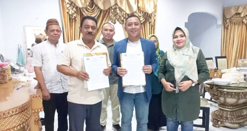 PINDAH BANK - Bupati Boalemo, Rum Pagau didampingi Kaban BPKPD, Moh. Taufiq Kumali bersama Pimpinan Cabang BRI Limboto, Nur Jonson Arifin menunjukan nota MoU atas RKUD Boalemo di Tilamuta, Sabtu (12/4). (foto : istimewa)