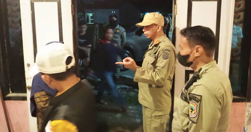 Suasana razia yag dipimpin langsung oleh Plh Kasatpol-PP bersama Kesbangpol di wilayah Kecamatan Telaga Cs.
