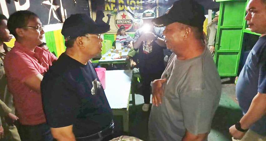 Wali Kota Gorontalo, Adhan Dambea ketika memimpin razia di kompleks Terminal Andalas, Sabtu (5/4/2025).