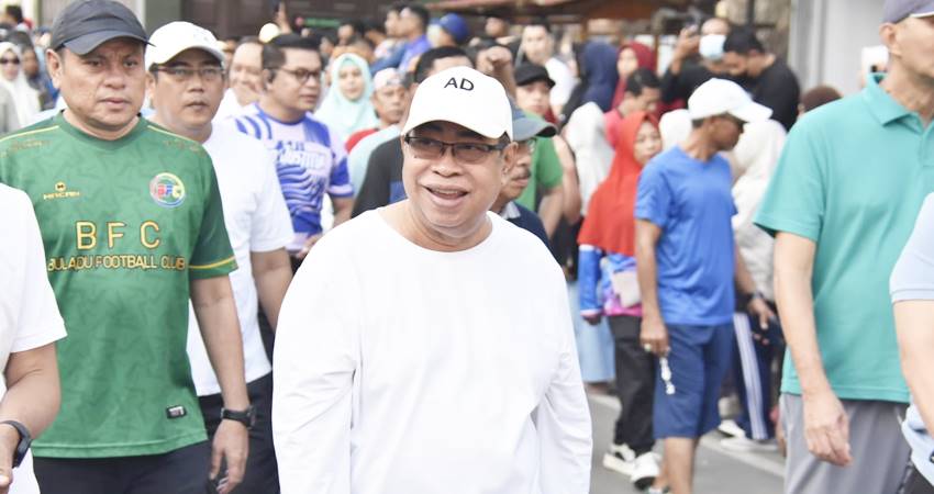 Wali Kota Gorontalo, Adhan Dambea bersama para pejabat di lingkup Pemerintah Kota Gorontalo tengah jalan sehat pada kegiatan road sport