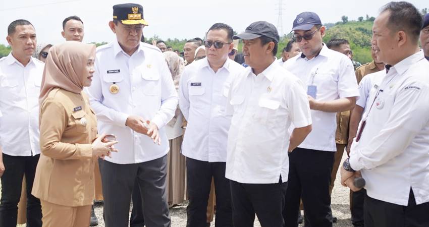 Kunjungan Menteri Kelautan dan Perikanan RI, Sakti Wahyu Trenggono, ke Pelabuhan Perikanan Nusantara (PPN) Kwandang yang didampingi Gubernur Gusnar Ismail dan Kadis Kelautan Perikanan Provinsi Gorontalo Sila Botutihe, Selasa (29/4/2025). (Foto : Valen /dok-pemprov)