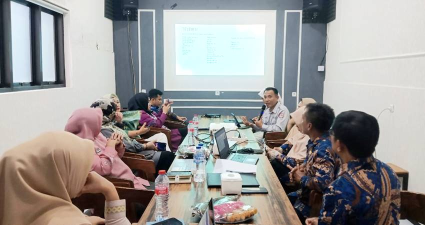 SIARAN DIGITAL - Ketua KPID Provinsi Gorontalo Safrin Saifi, memaparkan program pengawasan siaran saat Rakorev bersama Dinas Kominfotik Provinsi Gorontalo di Hungrypedia Kota Gorontalo, salah satu yang dibahas adalah kebutuhan STB bagi masyarakat kurang mampu. (foto : dok / kpid gorontalo)