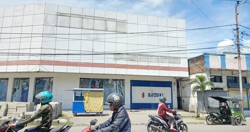 TUTUP DEALER - Satu-satunya showroom sepeda motor Suzuki di Gorontalo, telah ditutup. (foto : fitra usman / gorontalo post)