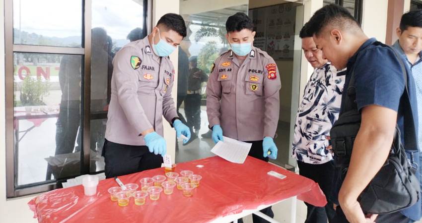 Personel Polres Gorontalo Utara melakukan test urine untuk pemeriksaan apakah terlibat dalam penggunaan narkoba.