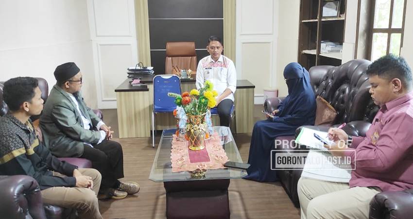 Camat Sipatana Lukman Laisa didampingi Sekcam saat menerima tim audiens Masjid Al Kautsar,  DPD Wahdah Islamiyah Kota Gorontalo dan Yayasan Al Yasiir Gorontalo Berkah, Rabu (10/4/2025). (Foto: Roy/Gorontalo Post).