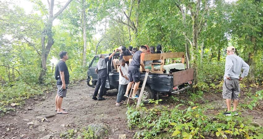 Persiapan naik pick up menuju Air Terjun --
