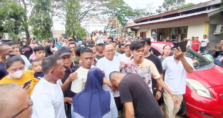MENANG Para pendukung memberikan ucapan selamat kepada Thoriq Modanggu atas hasil hitungan cepat, kemenangan pasangan Cahaya di PSU Gorontalo Utara. Sabtu (19/3).(Foto: Natha/Gorontalo Pos).