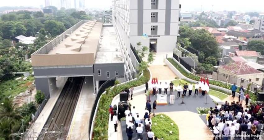 Jokowi saat masih menjadi presiden sempat meresmikan Stadiun Pondok Cina yang baru, stasiun ini jadi satu kompleks hunian dan sekolah.--