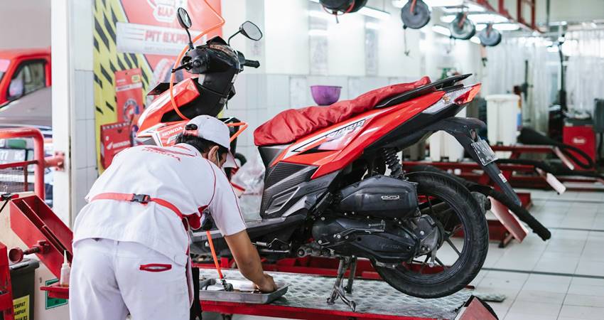 Teknisi sepeda motor honda secara profesional melalukan perawatan sepeda motor yang dilayani pada bengkel resmi AHASS. (foto : dok /daw)