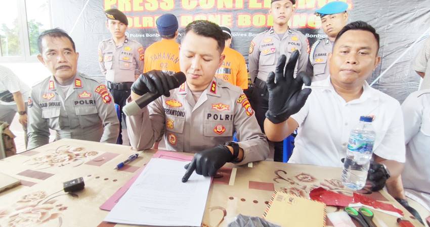 Para tersangka dugaan kepemilikan dan peredaran narkoba jenis sabu di Kota Gorontalo yang ditangkap Polres Gorontalo Kota. (Foto: Natha/Gorontalo Post)