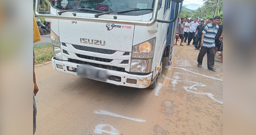 Polisi melakukan olah TKP Lakalantas di Desa Lahumbo, Tilamuta, yang mengakibatkan seorang pengendara sepeda motor tewas terlindas truck, Rabu (28/5) pagi. (Foto : istimewA)