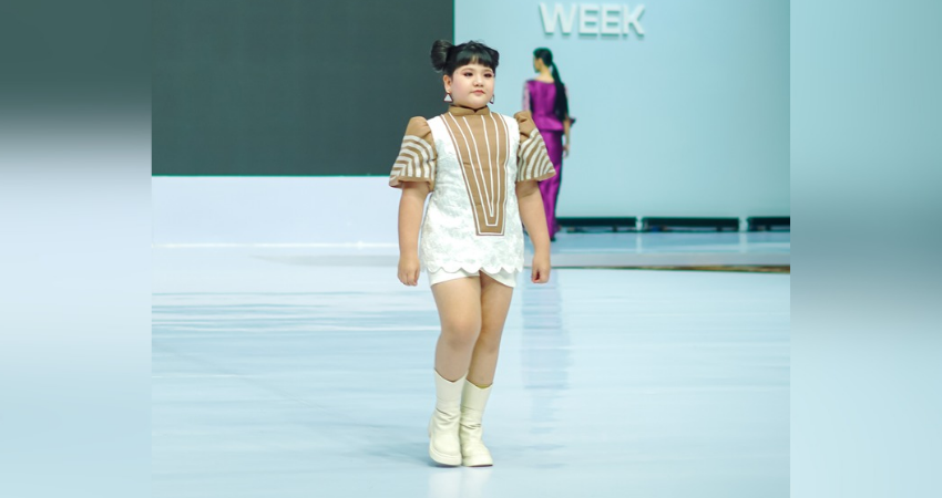 MEMUKAU DI IFW : Khansa Lathifa Seban, siswi kelas 3 MIT Al Islah Kota Gorontalo saat tampil pada ajang Indonesia Fashion Week (IFW) di Jakarta Convention Center, Rabu (28/5). (Foto : Ilyas Pratama /dokumen pribadi untuk Gorontalo Post/