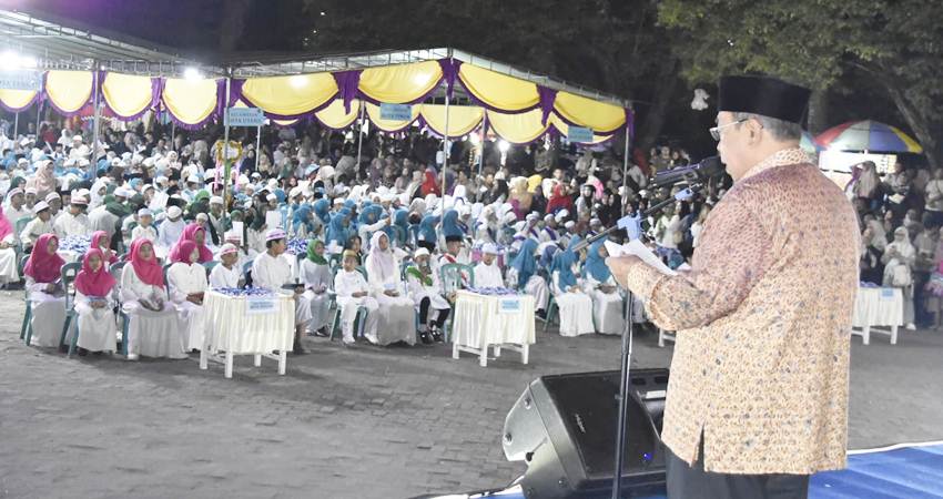 Waliu Kota Gorontalo, Adhan Dambea ketika memberikan sambutan pada kegiatan khatam raya ke-34 yang diselenggarakan Pemerintah Kota Gorontalo pada Sabtu (3/5/2025). (Foto: Prokopim)