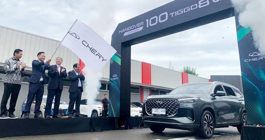 Berkat persiapan yang matang menjelang masuk pasar otomotif Tanah Air, tak berselang lama Chery Sales Indonesia menyerahkan secara resmi Chery Tiggo 8 CSH pada konsumennya.-reza-