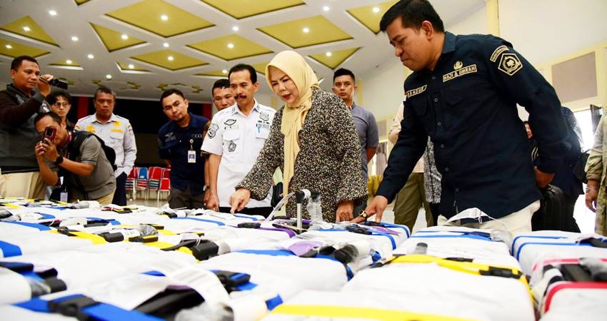 MENUJU MAKKAH - Wakil Gubernur Gorontalo Idah Syahidah Rusli Habibie memantau pemeriksaan koper jemaah calon haji asal Gorontalo oleh petugas terkait sebelum diangkut menuju bandara, Sabtu (17/5). (foto : dok / pemprov)