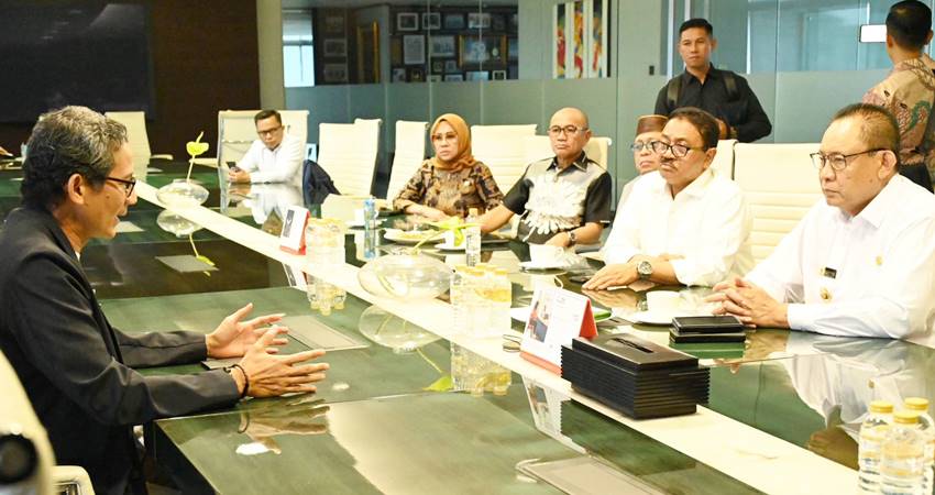 UNTUK GORONTALO - Sandiaga Uno (kiri) menerima kunjungan Gubernur Gusnar Ismail, bersama para kepala daerah di Gorontalo, berlangsung di Recapital Group, Jakarta, Kamis (8/5). (Foto : Tim Komunikasi Gubernur)
