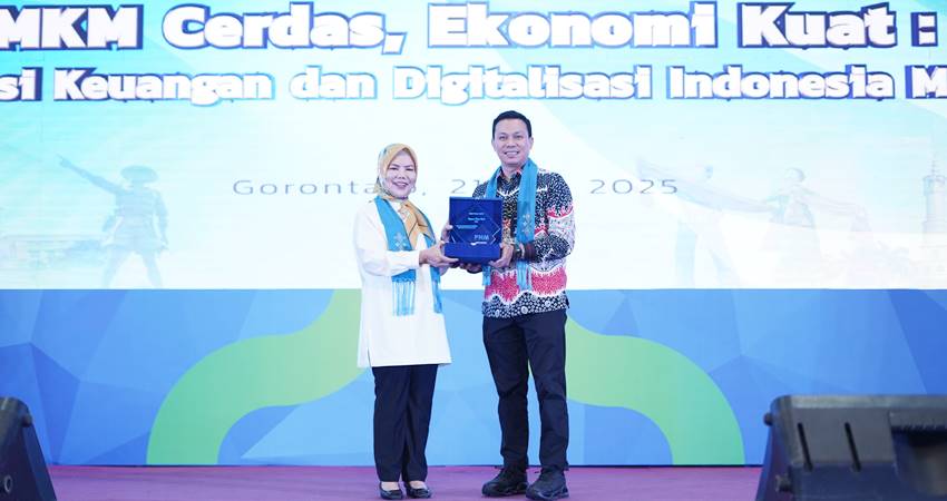 Wagub Provinsi Gorontalo, Idah Syahidah Rusli Habibie, saat menerima Plakat dari Executive Vice President Bisnis PNM, Wisnandi Habang, Rabu (21/5/2025) (F. Dokumentasi PNM)