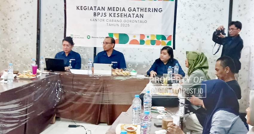 Kepala kantor BPJS Kesehatan cabang Gorontalo Djamal Adriansyah didampingi Kabag Mutu Layanan Tjiang Kumala Mira serta Kabag SDM dan Komunikasi Ivanna F Umboh.(Foto Lidya/Gorontalo Post)