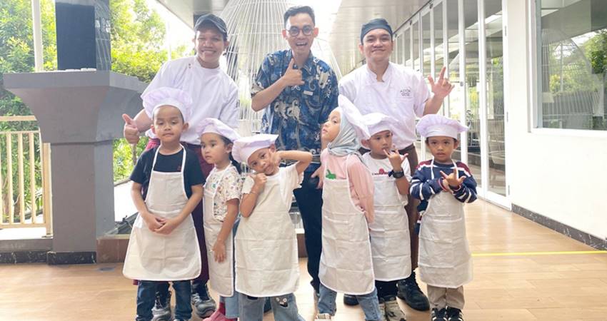 Peserta Junior Chef Cooking Class dan Tim Aston Gorontalo. (foto : dok /aston gorontalo)